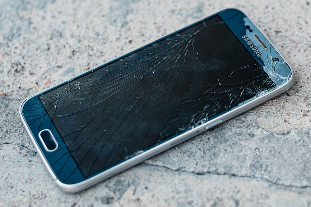Скъпа ли е поправката на счупен дисплей на телефона - Самсунг